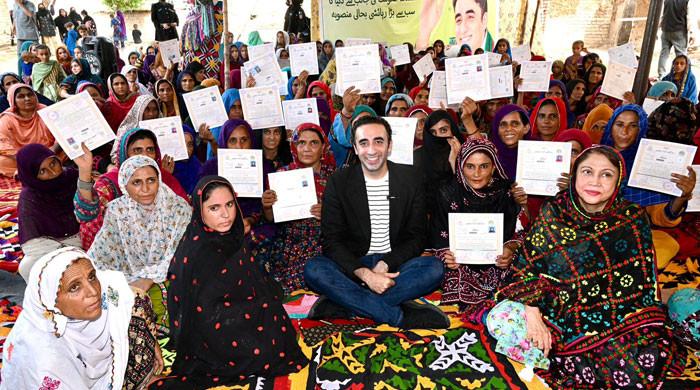 بلاول کا رتو ڈیرو میں سیلاب متاثرین کیلئے بننے والے گھروں کا دورہ، مالکانہ حقوق کی اسناد تقسیم کیں