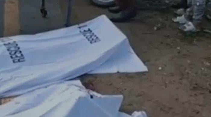 گجرات: بس کی چھت پر بیٹھے 2 لڑکے درخت کی شاخ سے ٹکرانے کے بعد گرکر جاں بحق