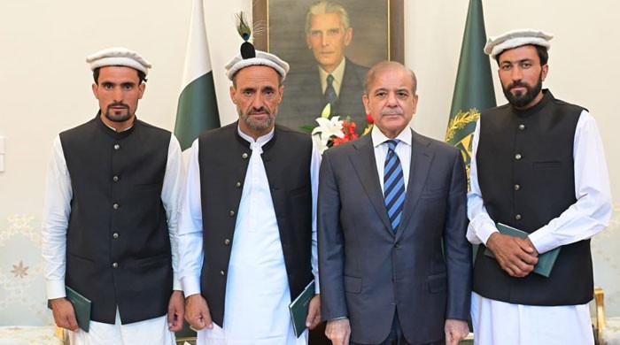 وزیراعظم کی گلگت بلتستان میں جانیں بچانے والے ہیروز سےملاقات، فی کس 25 لاکھ انعام سے نوازا