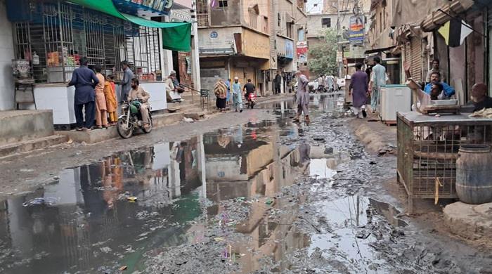کراچی: بارش کے بعد شیرشاہ کی گلیاں سیوریج نالے بن گئیں، مساجد کے باہر بھی گندا پانی