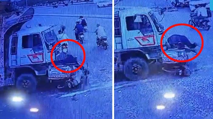 کراچی: ڈیفنس موڑ پر ٹرک کی موٹرسائیکل سوار شہری کو روندنے کی ویڈیو سامنے آگئی