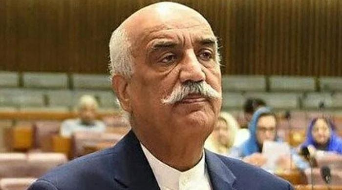 پی پی رہنما خورشید شاہ کی طبعیت ناساز، سکھر سے کراچی کے اسپتال منتقل