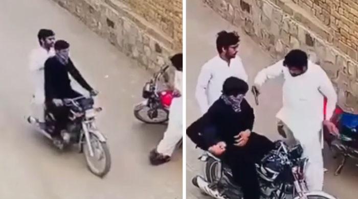 چوروں کو پڑگئے مور، ڈکیتی کیلئے آنیوالے ڈاکو خود ہی لُٹ گئے، ویڈیو وائرل