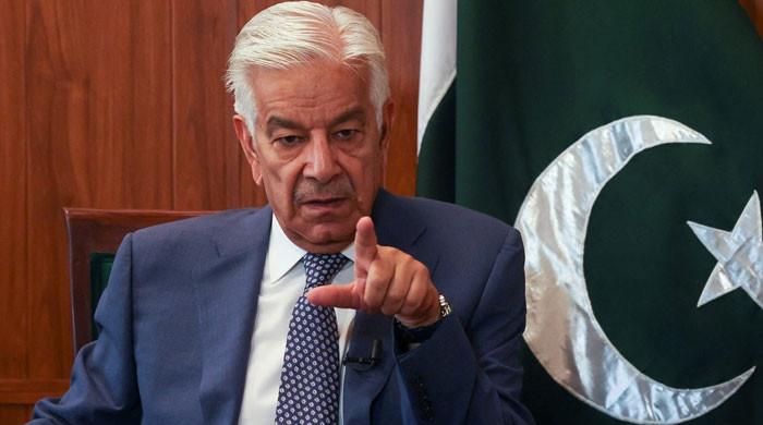 سڑکوں اور  پلوں کی تعمیر میں کرپشن ہوتی ہے، اس لیے وہ ایک بارش کی مار ثابت ہوتے ہیں: خواجہ آصف