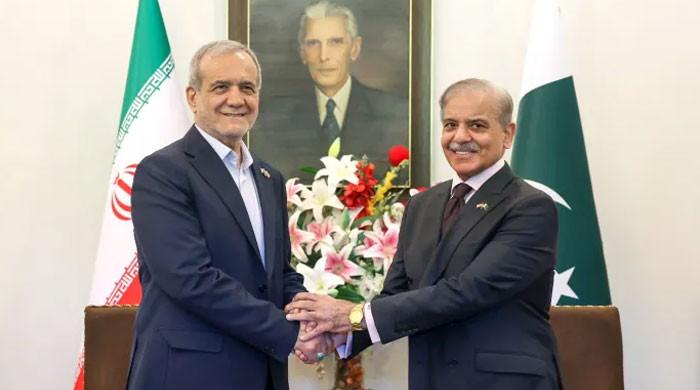 ایرانی صدر کا وزیراعظم کو فون، مشکل وقت میں پاکستان کو ہرممکن مدد فراہم کرنےکی پیشکش