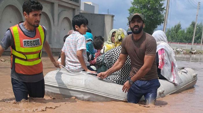 پشاور میں شدید بارش سے اربن فلڈنگ کی صورتحال،  شہریوں کوکشتیوں میں ریسکیو کرنا پڑا