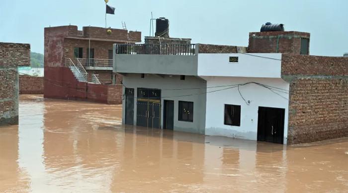 سیلاب زدہ پنجاب میں موسلادھار بارش، ڈوبے علاقوں میں پانی کی سطح مزید بلند، بےگھر افراد مشکلات سے دوچار