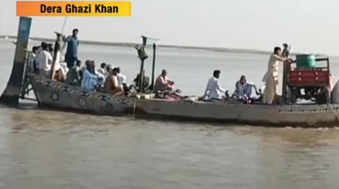 ڈیرہ غازی خان: سیلاب زدہ علاقوں میں متاثرہ خاندان کشتیوں کے محتاج ہوگئے