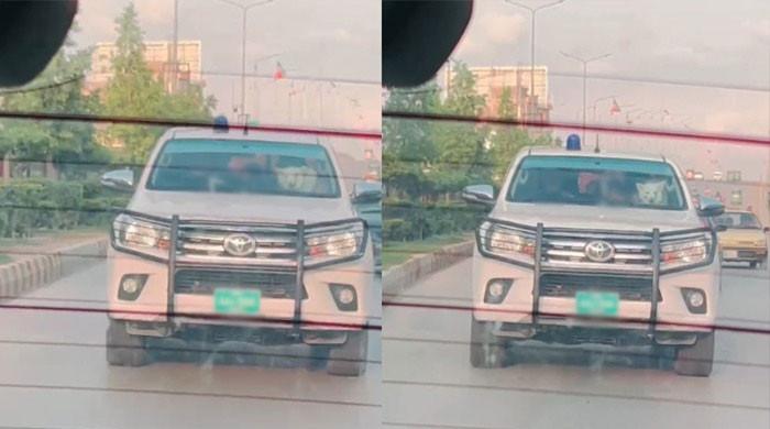 پشاور میں سرکاری گاڑی کی فرنٹ سیٹ پرپالتو کتا لے جانے کی ویڈیو وائرل