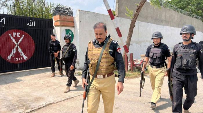 بنوں میں ایف سی ہیڈکوارٹرز پر حملہ، 5 دہشتگرد ہلاک، 6 جوان شہید 