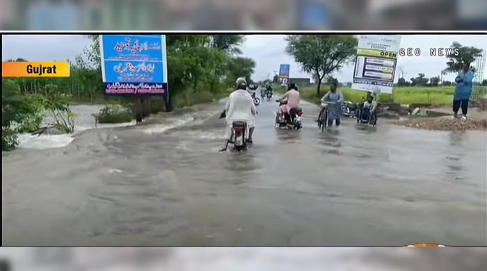 گجرات میں577 ملی میٹر بارش: برساتی نالے بپھر گئے،دیہات زیرآب، شہری علاقوں میں بھی پانی جمع