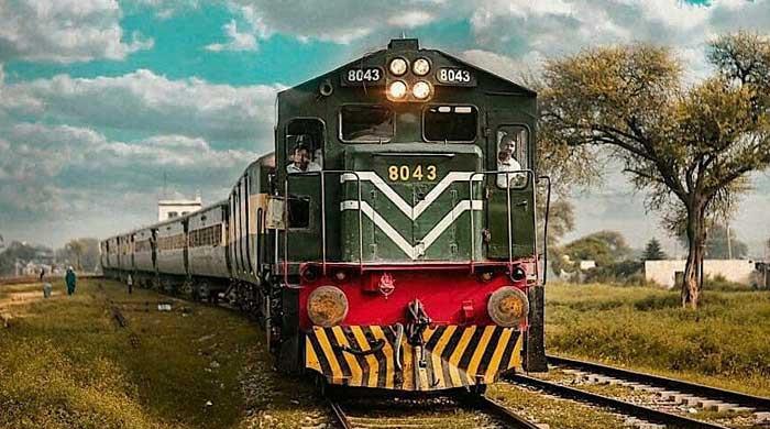 پشاور سے کوئٹہ آنیوالی جعفر ایکسپریس کو سکیورٹی خدشات پر سبی میں روک لیا گیا
