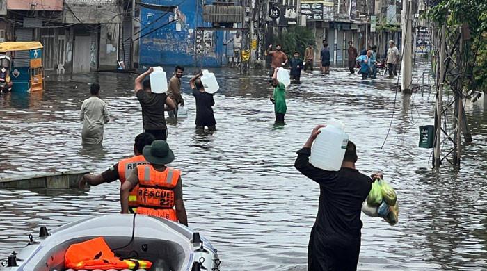گجرات کے متعدد علاقوں سے تاحال پانی نہ نکالاجاسکا