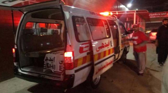 نوشہرو فیروز میں تیز  رفتار ٹرالر نےکار کو ٹکر مار دی، 7 افراد جاں بحق 