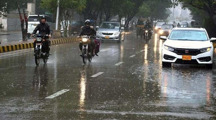کراچی میں صبح سویرے ہلکی بارش،  آج اور کل گرج چمک کیساتھ تیز بارش کا امکان