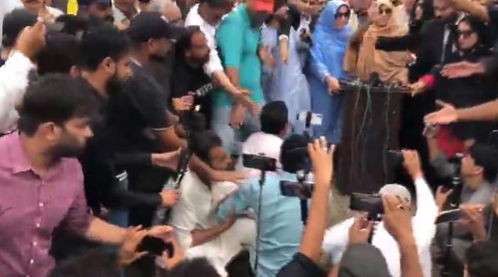 علیمہ خان کی میڈیا ٹاک کے دوران سوال پوچھنے پر پی ٹی آئی کارکنان کا صحافیوں پرتشدد اورگالم گلوچ