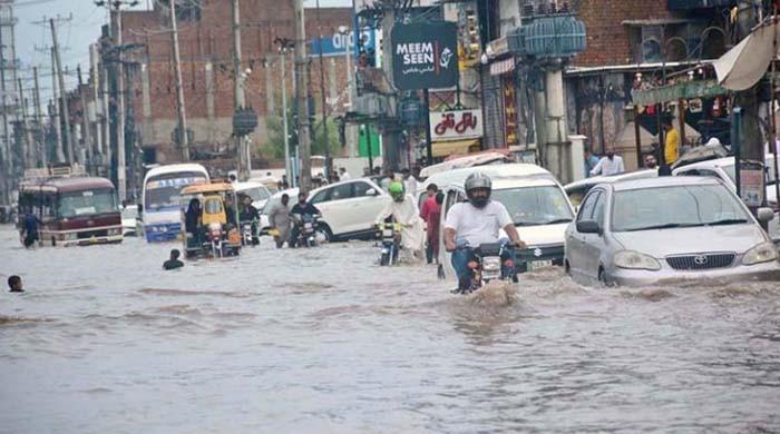 فیصل آباد میں 181 ملی میٹر بارش نے شہر کو تالاب بنادیا
