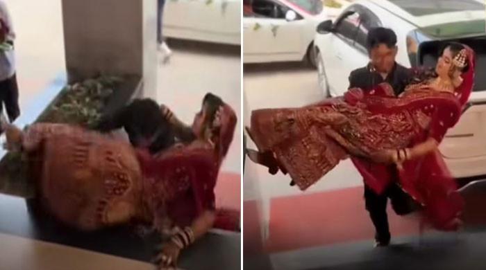 دلہن کو گود میں اٹھائے انٹری کیلئے جاتا  دلہا سیڑھیوں سے نیچے جاگرا، ویڈیو وائرل 