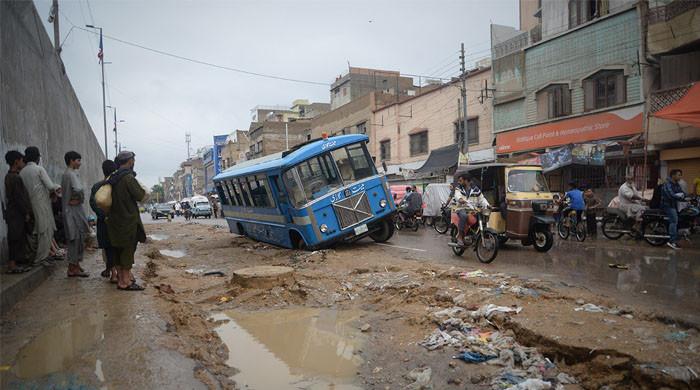 بارشوں کے بعد کراچی کی تباہ حال سڑکوں کی مرمت کا فیصلہ