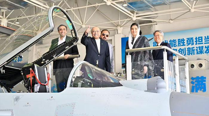 صدر مملکت کا J10 سی طیارے بنانے والے چینی ائیرکرافٹ کمپلیکس کا دورہ