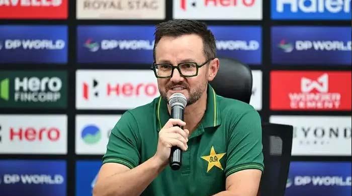 بھارتیوں سے ہاتھ ملانے گئے تو کیا ہوا؟ پاکستان کے ہیڈ کوچ نے سارا قصہ سنادیا
