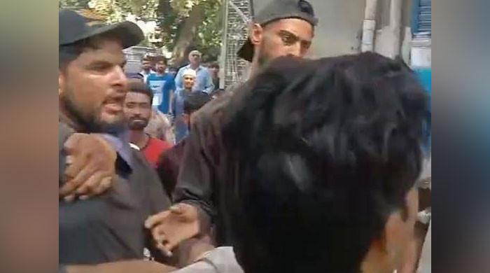 لاہور میں تجاوزات کیخلاف آپریشن، ہوٹل ملازمین کا پیرافورس پر حملہ،  اہلکاروں پر تشدد