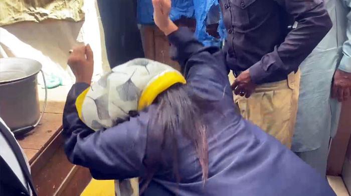 ویڈیو: کراچی میں بچیوں سے زیادتی کیس کے ملزم کو خاتون نے احاطہ عدالت میں پیٹ دیا