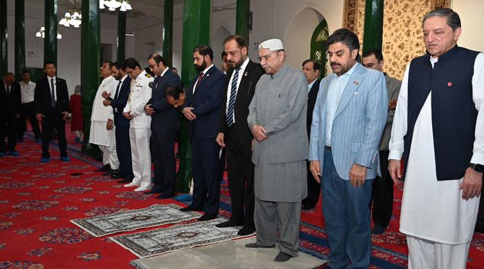 صدر مملکت کا چین میں کاشغر کی تاریخی مسجد کا دورہ، نمازعصر ادا کی، شاندار فنِ تعمیر کو سراہا