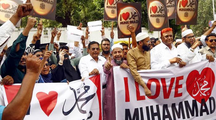 بھارت میں ’آئی لَو محمد ﷺ‘ کہنا بھی جرم بنا دیا گیا، بریلی میں پولیس مسلمانوں پر ٹوٹ پڑی