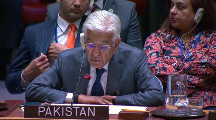 سلامتی کونسل میں خواجہ آصف کے پیچھے بیٹھی خاتون کون؟ وزیر دفاع کے بیان پر وزارت خارجہ کی وضاحت