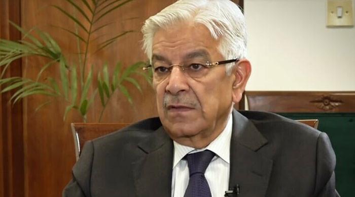 میرے ساتھ ہوٹل لابی میں تصویر بنائی گئی لیکن میں اس خاتون کو نہیں جانتا: خواجہ آصف