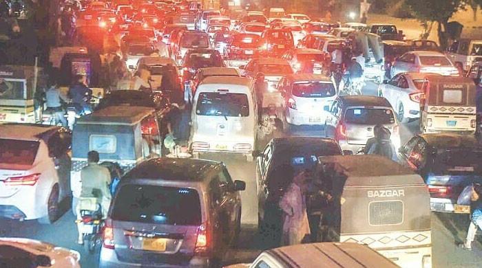 کراچی میں بارش کے بعد مختلف سڑکوں پر بدترین ٹریفک جام،گاڑیوں کی قطاریں لگ گئیں
