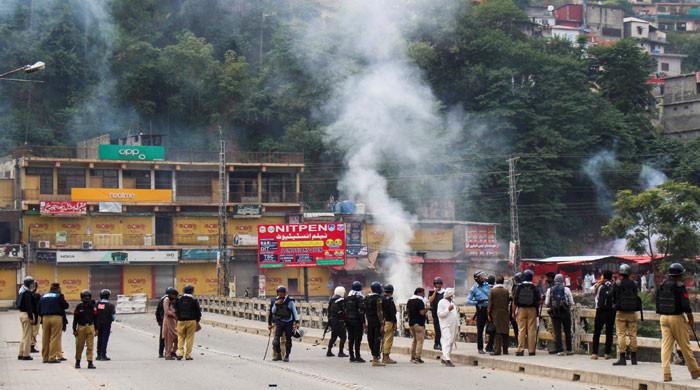 آزاد کشمیر احتجاج: مظاہرین نے پہاڑوں سے فائرنگ کی، کیل لگے ڈنڈوں سے تشدد کیا، زخمی پولیس اہلکار