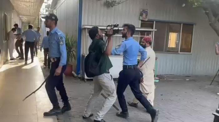 اسلام آباد پولیس کا نیشنل پریس کلب پر دھاوا، صحافیوں کو  بدترین  تشددکا نشانہ بنایا