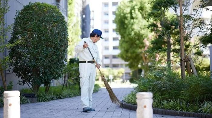 سالانہ ساڑھے 5 کروڑ کمانے کے باوجود ایک شخص جمعدار کا کام کیوں کرتا ہے؟