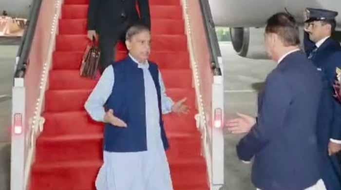 وزیراعظم بیرون ممالک کے 2 ہفتے کے طویل دورے کے بعد وطن واپس پہنچ گئے