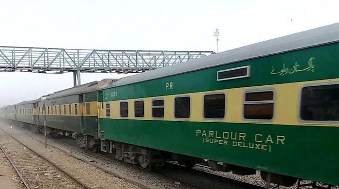 چیچہ وطنی:کراچی سےلاہور جانیوالی مسافر ٹرین حادثے سے بال بال بچ گئی