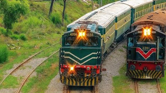 ٹرین کی چھتیں سیدھی کی بجائے گولائی میں کیوں ہوتی ہیں؟ دلچسپ وجوہات جانیے 