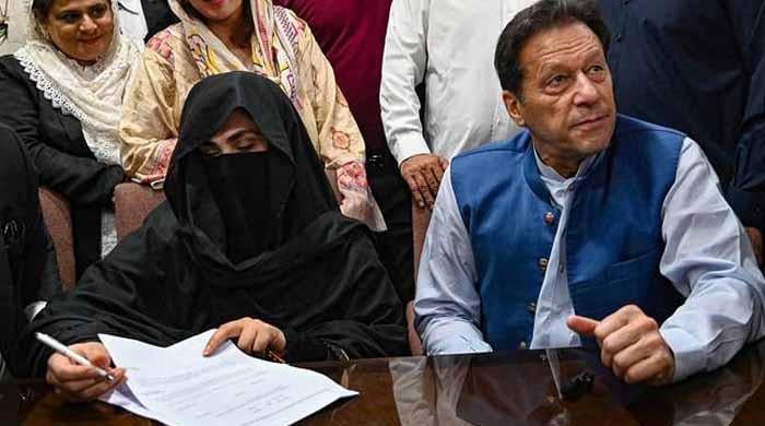 ’جیولری سیٹ رولز کے مطابق اپنے پاس رکھا‘، توشہ خانہ کیس ٹو میں عمران اور بشریٰ بی بی نے بیان جمع کرادیا
