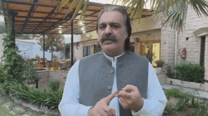 علی امین وزیراعلیٰ ہاؤس کے پی سے روانہ، اسٹاف سے مصافحہ بھی کیا