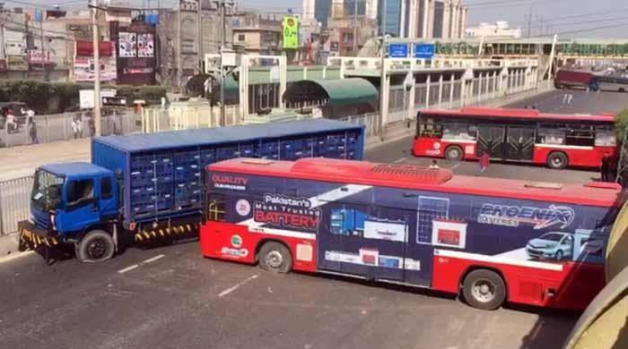 لاہور میں اندرون شہر اور داخلی و خارجی راستے بند ہونے سے شدید مشکلات، میٹرو بھی بند