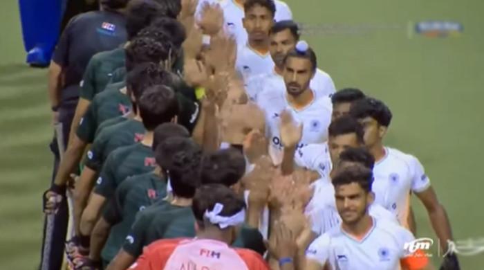 سلطان آف جوہر ہاکی کپ: پاک بھارت کھلاڑیوں کا اسپورٹس مین اسپرٹ کا مظاہرہ، روایتی ہائی فائیو کیا