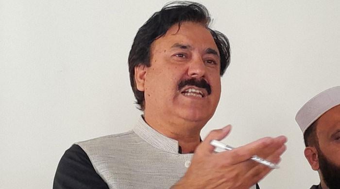 افغانستان کو بھارت سے ہی بات کرنی ہے تو پھر جائے کرے بات، وہیں سے چیزیں منگوائے: شوکت یوسفزئی