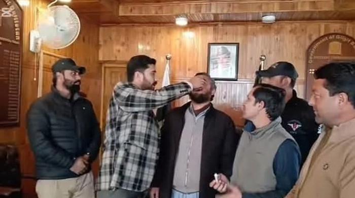 پولیو ویکسین پلانے سے انکارکرنیوالے والد کو اسسٹنٹ کمشنر نے قائل کرلیا، بچے کیساتھ والد کو بھی قطرے پلادیے
