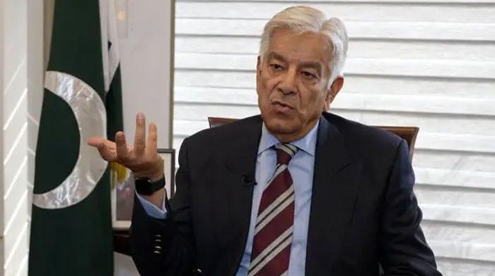 نومنتخب وزیراعلیٰ کے پی نے اپنےدفتر میں پاکستانی پرچم کی جگہ پی ٹی آئی پرچم کو دیدی، خواجہ آصف