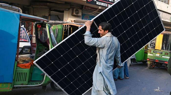 حکومت اور آئی ایم ایف کا سولر پینلز اور انٹرنیٹ پر ٹیکس کی شرح بڑھانے پر غور