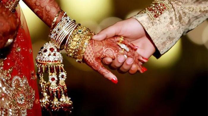 74 سالہ شخص نے کروڑوں روپے ادا کرکے 24 سالہ خاتون سے شادی کرلی