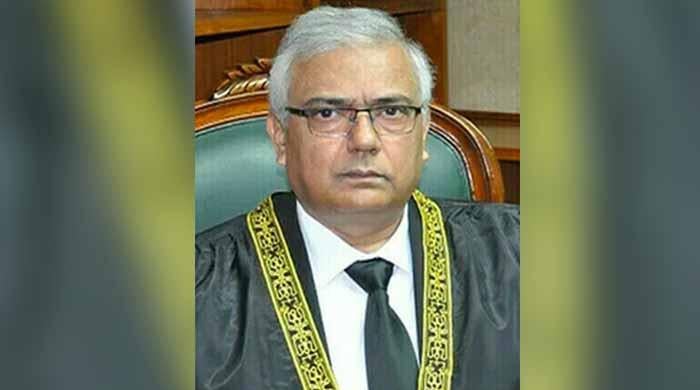 آپ یہ نہ کہیں کہ 26 ویں ترمیم متنازع ہے: سربراہ آئینی بینچ کا اکرم شیخ سے مکالمہ
