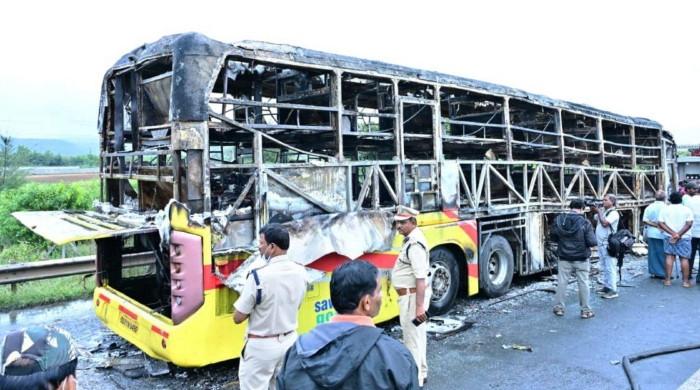 بھارت: موٹر سائیکل سے ٹکر کے بعد بس میں آگ لگ گئی، 20 مسافر ہلاک