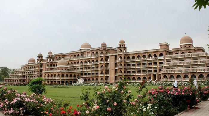 جامعہ پشاور میں کم داخلوں کے باعث 9 شعبے بند کردیے گئے